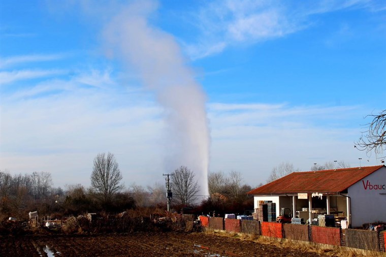 U BiH izbio gejzir, geolog tvrdi da ima nafte