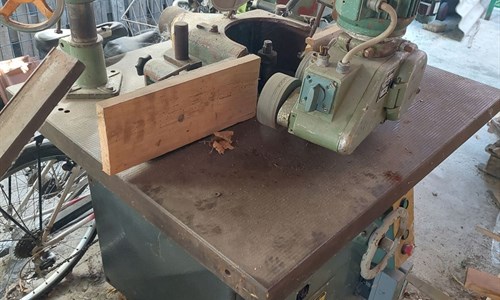 Druga prodaja u izvršnom postupku stonog frezora za obradu drveta