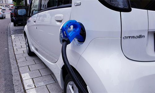 Slovenija će ukinuti subvencije za električne automobile