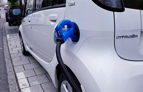 Slovenija će ukinuti subvencije za električne automobile