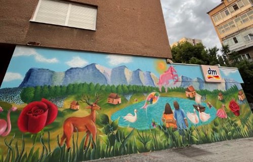 Kompanija dm iz pravnih razloga uklonila mural