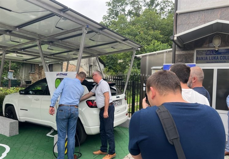 Etmax izradio solarni punjač za automobile