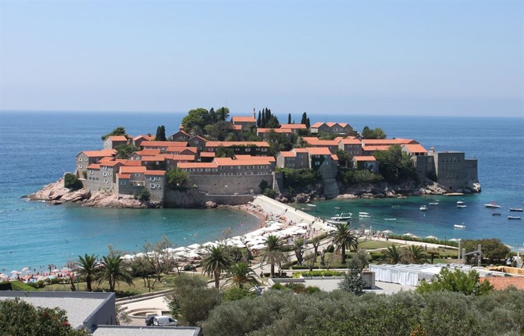 Sveti Stefan ponovo otvoren: Šetnja ostrvom 25, ležaljke 200 eura