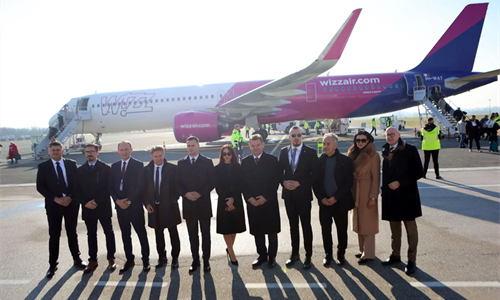 Zvanično otvorena Wizz Air baza Tuzla: Sletio prvi avion