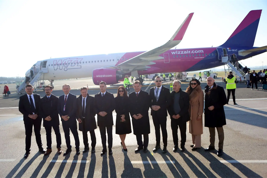 Zvanično otvorena Wizz Air baza Tuzla: Sletio prvi avion