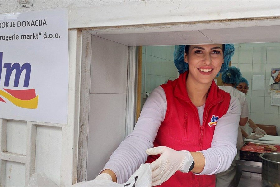 dm zaposlenici učestvovali u podjeli obroka u 27 narodnih kuhinja širom BiH