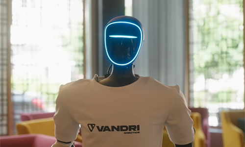 Slovenci predstavili prvog robota koji radi na recepciji hotela