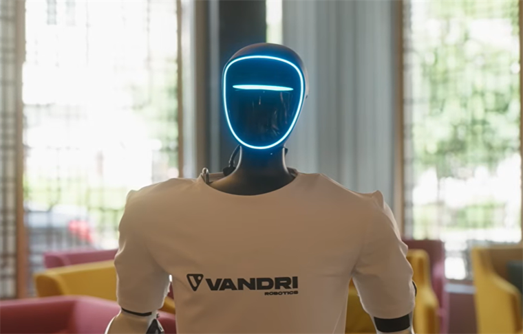 Slovenci predstavili prvog robota koji radi na recepciji hotela
