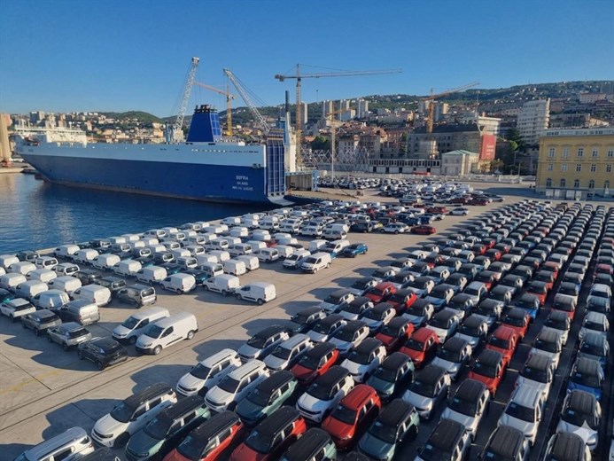Prva velika pošiljka kineskih automobila stigla u luku Rijeka