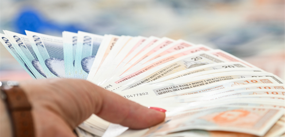 U FBiH u augustu prosječna neto plata 1.708 KM, broj zaposlenih u padu